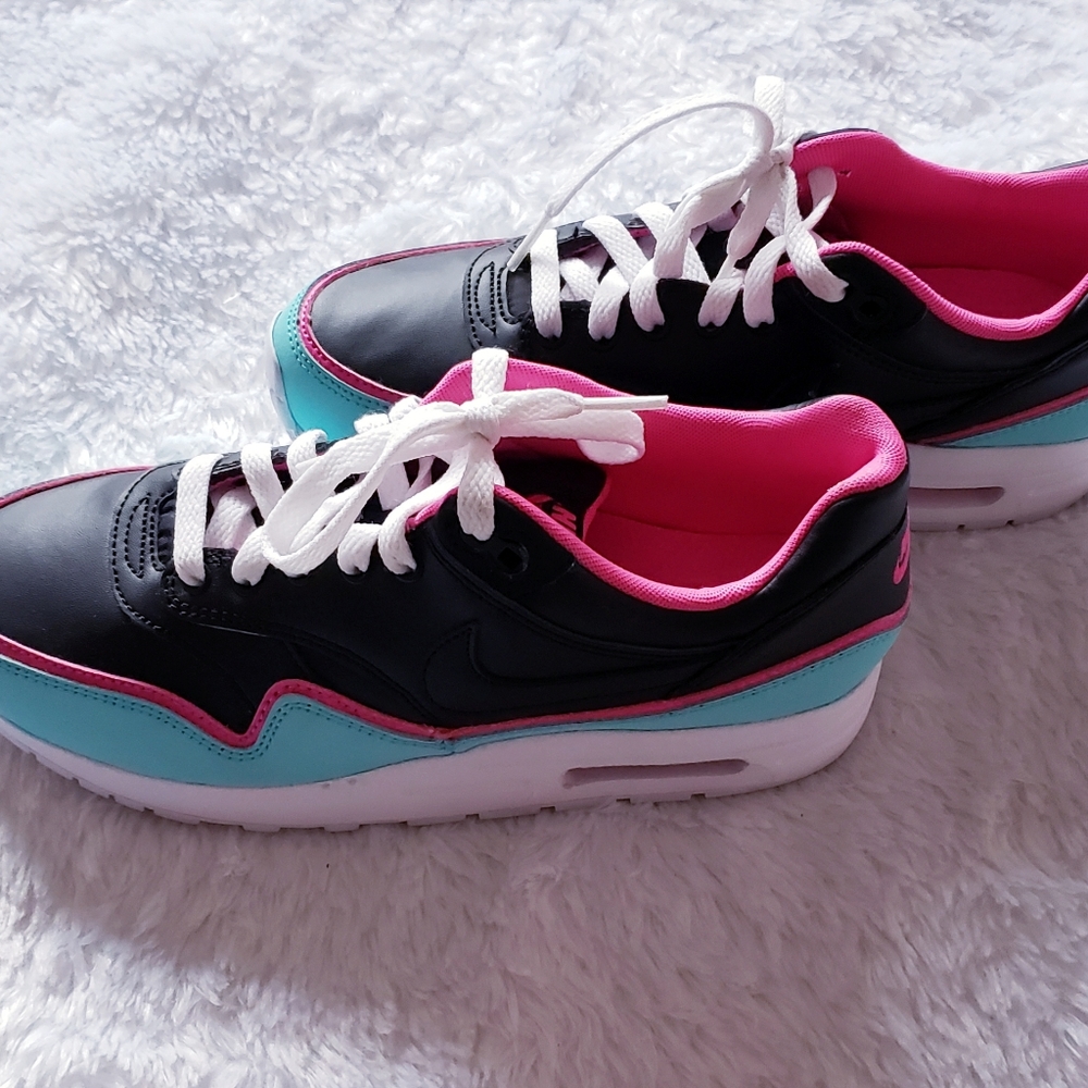 Youth or Womens Size 8.5 Nike Air Max 1 GS - Picture 6 of 7